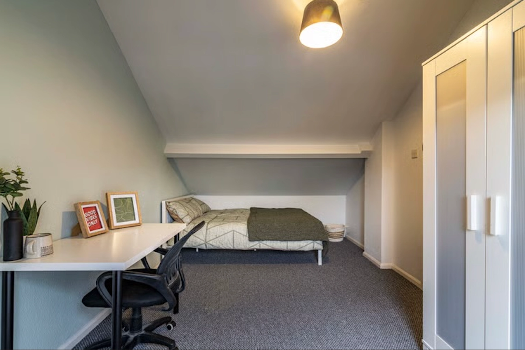 SPARE ROOM - BILLS INCLUDED STUDENT PROPERTY - Image 1